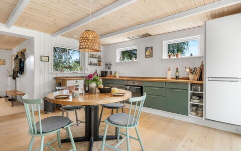 Jenvold - 1.5Km from the Sea: Mueble, Diseño De Interiores, Cocina, Piso, Madera, Mostrador, Cocina Y Comedor Mesa, Mesa, Techo, Silla