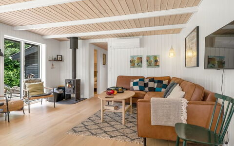 Jenvold - 1.5Km from the Sea: Mueble, Diseño De Interiores, Piso, Pared, Suelo, Madera, Techo, Suelos De Madera, Sofá, Sala