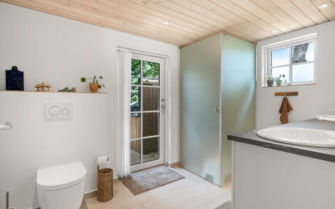 Jenvold - 1.5Km from the Sea: Piso, Arreglo De Tubería, Suelo, Madera, Diseño De Interiores, Techo, Baño, Plomería, Casa, Lavabo