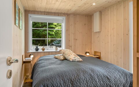Jenvold - 1.5Km from the Sea: Diseño De Interiores, Madera, Piso, Habitación, Techo, Suelo, Cama, Mueble, Habitación, Sábana