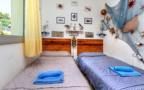 Fane de Baix i: Mueble, Propiedad, Comodidad, Azul, Azur, Madera, Textil, Diseño De Interiores, Cama, Suelo