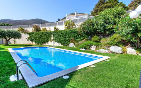 Fane de Baix i: Agua, Planta, Cielo, Propiedad, Tiempo De Día, Verde, Edificio, Piscina, Azur, Naturaleza