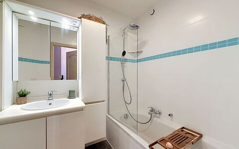 Petite Oasis: Arreglo De Tubería, Baño, Diseño De Interiores, Piso, Suelo, Grifo, Lavabo, Plomería, Techo, Ducha
