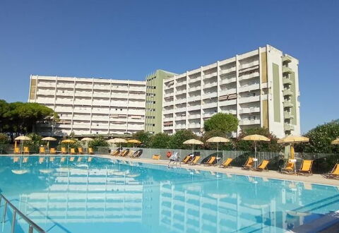 Suite Mareconero: Agua, Edificio, Propiedad, Piscina, Cielo, Azur, Árbol, Planta, Condominio, Ocio