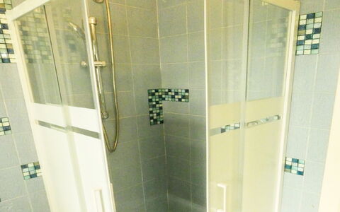 Casa Vacanze Sabrina: Alcachofa De La Ducha, Arreglo De Tubería, Baño, Ducha, Puerta De La Ducha, Suelo, Barra De La Ducha, Material Compuesto, Plomería