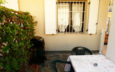 Casa Vacanze Sabrina: Planta, Propiedad, Edificio, Ventana, Silla, Maceta, Diseño De Interiores, Planta De Casa, Madera