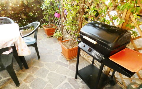 Casa Vacanze Sabrina: Mueble, Mueble Para Exteriores, Mesa Al Aire Libre, Silla, Maceta, Sombra, Jardín, Patio Interior, Planta De Casa, Paraguas