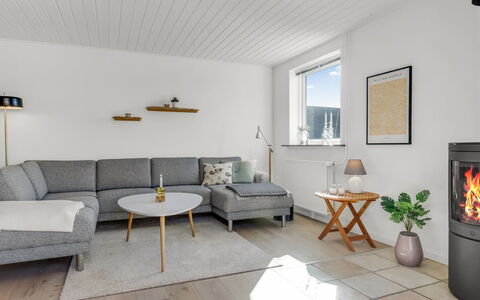 Sulo - 300M from the Sea: Piso, Mueble, Suelo, Madera, Diseño De Interiores, Sala, Suelos De Madera, Sofá, Casa, Departamento