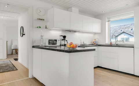 Sulo - 300M from the Sea: Cocina, Mostrador, Diseño De Interiores, Piso, Aparato De Cocina, Madera, Gabinetes, Suelo, Electrodoméstico, Techo