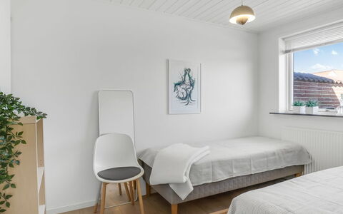 Sulo - 300M from the Sea: Diseño De Interiores, Pared, Piso, Suelo, Habitación, Techo, Madera, Cama, Mueble, Encendiendo