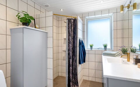 Sulo - 300M from the Sea: Piso, Suelo, Arreglo De Tubería, Loseta, Plomería, Baño, Baño, Lavabo, Mueble De Baño, Grifo