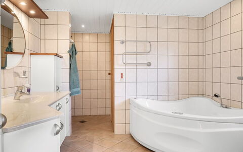 Myrte - 300M from the Sea: Piso, Baño, Arreglo De Tubería, Diseño De Interiores, Suelo, Bañera, Techo, Grifo, Plomería, Lavabo