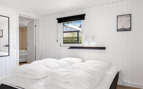 Myrte - 300M from the Sea: Madera, Habitación, Cama, Diseño De Interiores, Suelo, Piso, Sábana, Techo, Lecho, Mueble