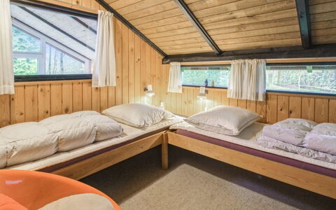 Gabi - 30Km from the Sea: Madera, Habitación, Cama, Techo, Diseño De Interiores, Casa, Marco De La Cama, Casa, Mueble, Sábana