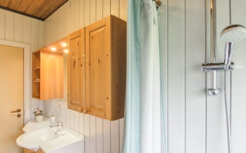 Gabi - 30Km from the Sea: Arreglo De Tubería, Madera, Diseño De Interiores, Baño, Lavabo Del Baño, Lavabo, Piso, Grifo, Plomería, Suelo