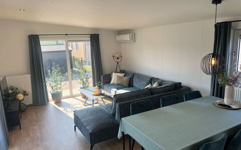 De Zeebaars: Mueble, Piso, Diseño De Interiores, Suelo, Sofá, Madera, Sala, Techo, Mesa, Habitación