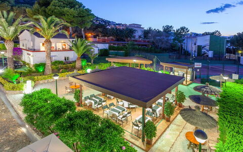 La Chumberita: Cielo, Planta, Edificio, Propiedad, Nube, Piscina, Ventana, Árbol, Casa, Cuerpo De Agua
