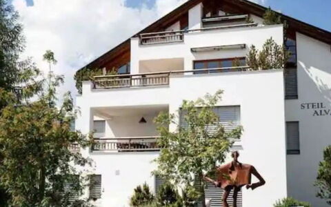 Steil Alva Studios Smit: Planta, Cielo, Nube, Edificio, Árbol, Madera, El Terreno Del Lote, Ventana, Barrio Residencial, Ocio