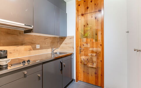 Steil Alva Studios Smit: Planta, Cielo, Nube, Edificio, Árbol, Madera, El Terreno Del Lote, Ventana, Barrio Residencial, Ocio
