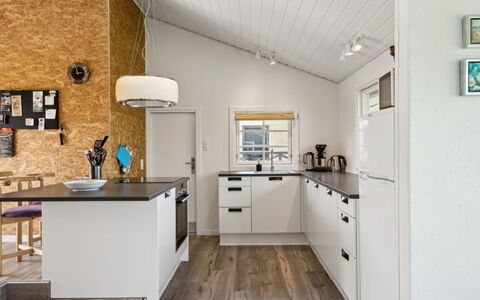 Sölvy - 300M from the Sea: Cocina, Diseño De Interiores, Madera, Mueble, Mostrador, Techo, Piso, Aparato De Cocina, Lámpara, Gabinetes