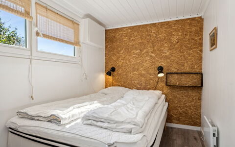 Sölvy - 300M from the Sea: Madera, Piso, Diseño De Interiores, Suelo, Habitación, Cama, Sábana, Lecho, Habitación, Techo