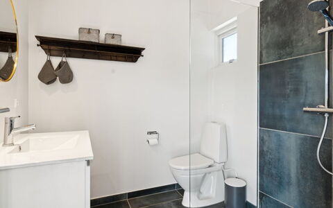 Sölvy - 300M from the Sea: Asiento Del Baño, Piso, Arreglo De Tubería, Suelo, Baño, Baño, Diseño De Interiores, Techo, Plomería, Grifo