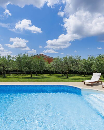 Villa Sole: Agua, Nube, Cielo, Planta, Piscina, Azul, Naturaleza, Azur, Rectángulo, Paisaje Natural