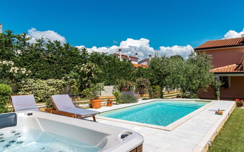 Petar: Cielo, Agua, Planta, Tiempo De Día, Propiedad, Edificio, Piscina, Azur, Naturaleza, Arquitectura