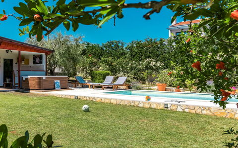 Petar: Cielo, Agua, Planta, Tiempo De Día, Propiedad, Edificio, Piscina, Azur, Naturaleza, Arquitectura