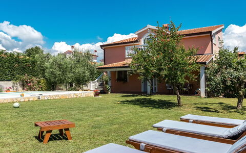 Petar: Cielo, Agua, Planta, Tiempo De Día, Propiedad, Edificio, Piscina, Azur, Naturaleza, Arquitectura