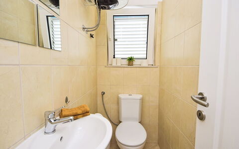 Villa Nonie: Espejo, Grifo, Lavabo Del Baño, Arreglo De Tubería, Lavabo, Propiedad, Baño, Púrpura, Diseño De Interiores, Encendiendo