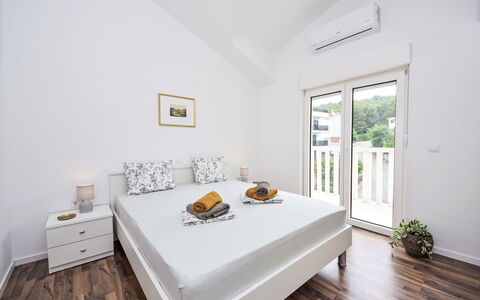 Villa Nonie: Planta, Mueble, Edificio, Ventana, Comodidad, Madera, Gabinetes, Piso, Cajón, Diseño De Interiores