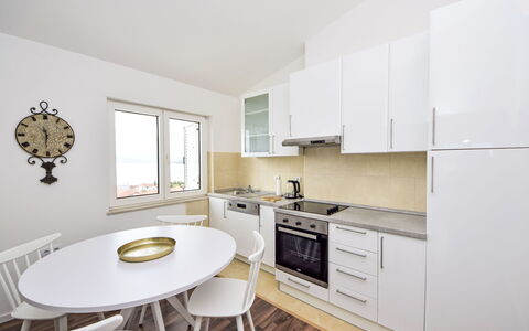 Villa Nonie: Gabinetes, Mostrador, Propiedad, Edificio, Ventana, Madera, Mesa, Cocina, Piso, Diseño De Interiores