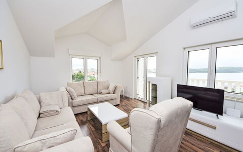 Villa Nonie: Mueble, Sofá, Propiedad, Marco, Mesa, Ventana, Azur, Edificio, Diseño De Interiores, Sala