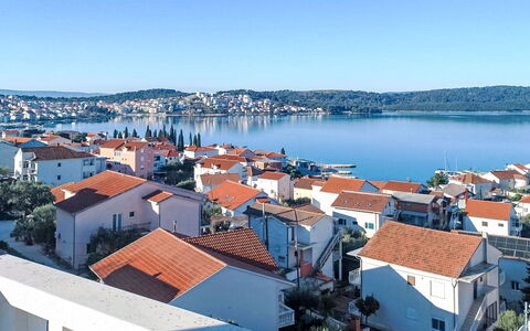 Villa Nonie: Agua, Cielo, Propiedad, Edificio, Ventana, Diseño Urbano, Lago, Casa, Barrio Residencial, Paisaje