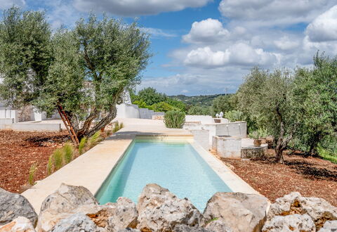 Villa La Selva: Agua, Nube, Propiedad, Planta, Cielo, Paisaje Natural, Árbol, Cuerpo De Agua, Piscina, Hierba