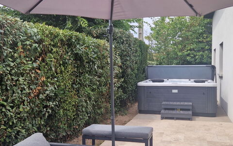 Les Sablons: Mueble Para Exteriores, Paraguas, Jardín, Mueble, Maceta, Patio Interior, Sombra, Patio, Planta De Casa, Paisajismo