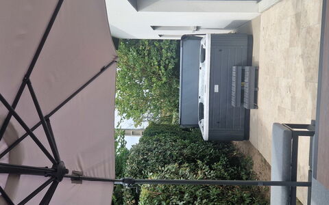 Les Sablons: Sombra, Silla, Estructura Al Aire Libre, Balcón, Patio, Patio Interior, Paraguas, Mueble Para Exteriores, La Luz Del Día, Planta De Casa