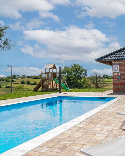 Villa Lavanda Križevci: Agua, Nube, Cielo, Planta, Piscina, Árbol, Azur, Edificio, Ocio, Sombra