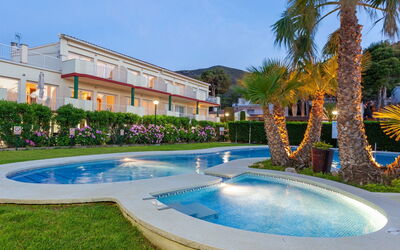 Llançà 656: Planta, Agua, Cielo, Edificio, Naturaleza, Azur, Piscina, Árbol, Cuerpo De Agua, Ocio