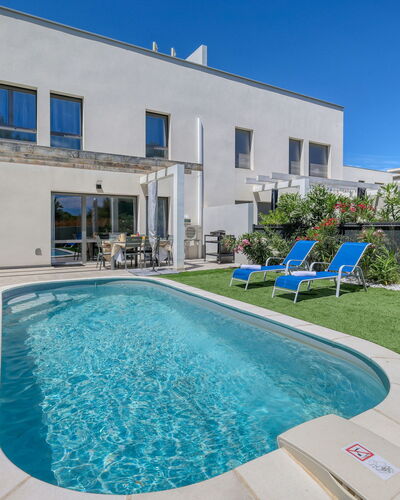 Villas Indigo: Cielo, Agua, Planta, Tiempo De Día, Propiedad, Edificio, Piscina, Azur, Naturaleza, Arquitectura
