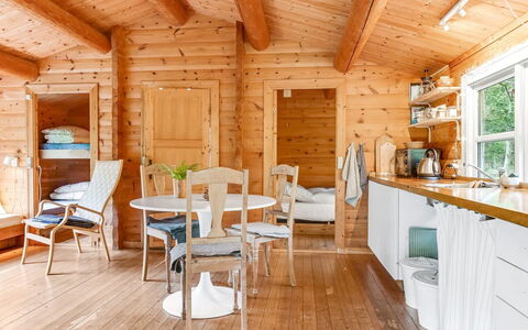 Juho - 700M from the Sea: Mueble, Diseño De Interiores, Piso, Suelo, Techo, Habitación, Silla, Mesa, Departamento, Cocina Y Comedor Mesa