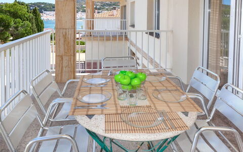 El Port de la Selva 101: Mesa, Mueble, Silla, Edificio, Madera, Porche, Mueble Para Exteriores, Diseño De Interiores, Ventana, Mesa Al Aire Libre