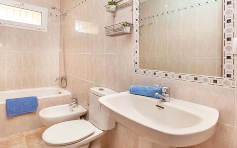 El Port de la Selva 101: Marrón, Grifo, Lavabo, Arreglo De Tubería, Propiedad, Espejo, Lavabo Del Baño, Fotografía, Blanco, Baño