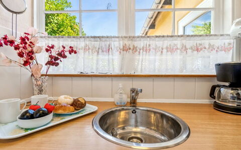 Throtti - 50M from the Sea: Arreglo De Tubería, Diseño De Interiores, Fregadero, Mostrador, Cocina, Grifo, Lavabo, Plomería, Casa, Habitación