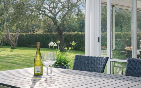 Leani - 200M from the Sea: Mueble, Diseño De Interiores, Piso, Suelo, Techo, Habitación, Silla, Mesa, Departamento, Cocina Y Comedor Mesa