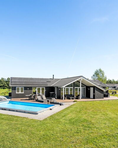 Kiersten - 800M from the Sea