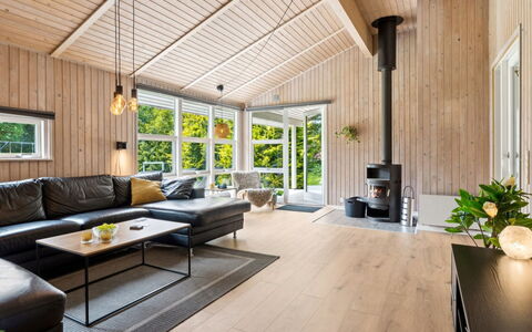Jorinde - 1Km from the Sea: Diseño De Interiores, Piso, Suelos De Madera, Madera, Suelo, Sofá, Mueble, Sala, Techo, Suelo Laminado