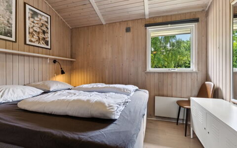 Jorinde - 1Km from the Sea: Madera, Habitación, Cama, Sábana, Techo, Lecho, Marco De La Cama, Madera Dura, Manchas De Madera
