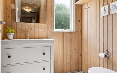 Jorinde - 1Km from the Sea: Pared, Piso, Arreglo De Tubería, Diseño De Interiores, Lavabo Del Baño, Lavabo, Madera, Suelo, Baño, Mueble De Baño